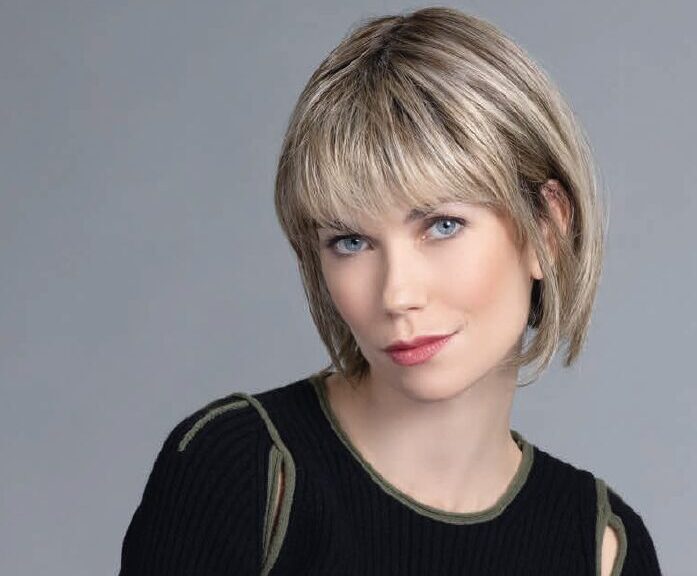Femme au carré court blond cendré élégant chez prothese-perruque-albi à Albi
