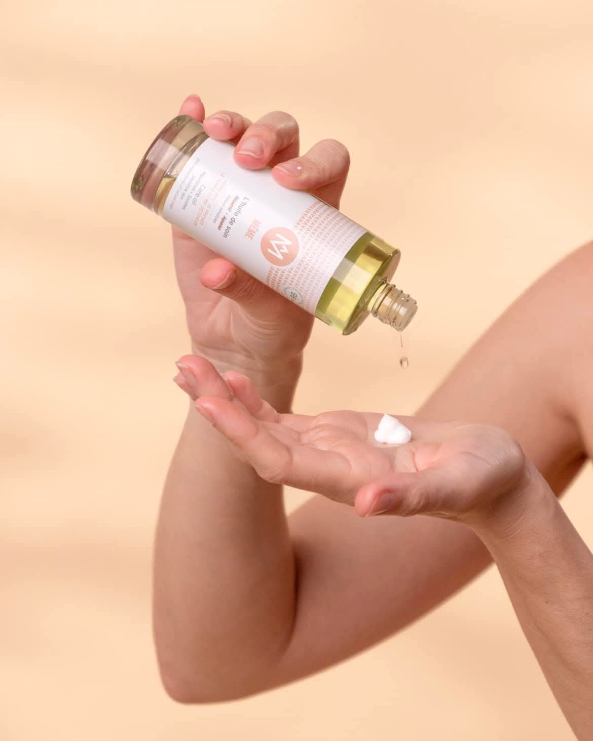 Soin des mains et de la peau avec sérum et crème, routine beauté douce chez prothese-perruque-albi à Albi