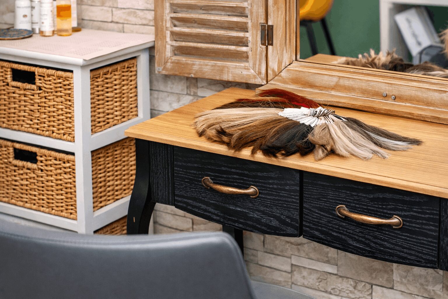 Espace coiffure chaleureux chez prothese-perruque-albi à Albi avec nuancier de mèches et produits de soin
